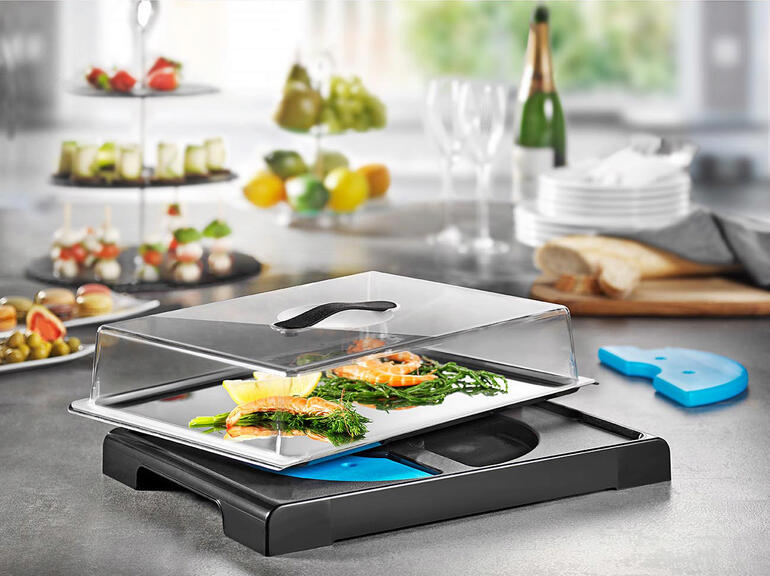 Gekühlte Frischhalteplatte mit lichten Speisen und einer transparenten Abdeckung