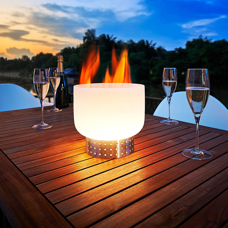 Glas-Tischfeuerschale auf einem Holztisch mit Champagnergläsern