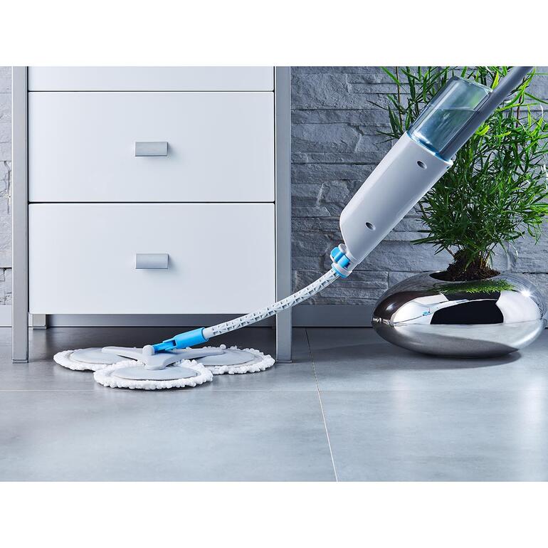 360°-Spray-Mopp reinigt den Boden in einem modernen Raum.