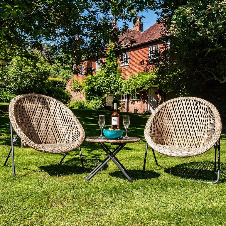 Faltbares Loungeset bestehend aus zwei Sesseln und einem Tisch im Garten.