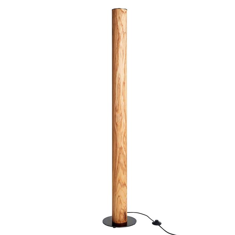 Une lampe fascinante qui attire les regards - même quand elle n’est pas allumée. Echtholz-Leuchte mit natürlicher Holzmaserung, stehend auf einem schwarzen Sockel.