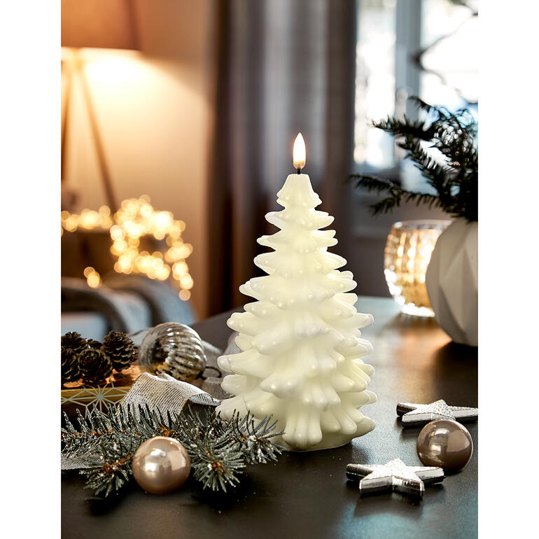 Elfenbeinfarbene LED-Kerze in Tannenbaum-Form, dekoriert auf einem Tisch.