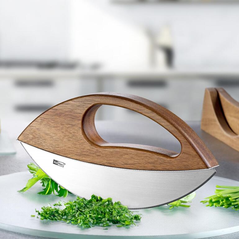 Einhand-Wiegemesser Wave mit Holzgriff, auf einem Schneidebrett.