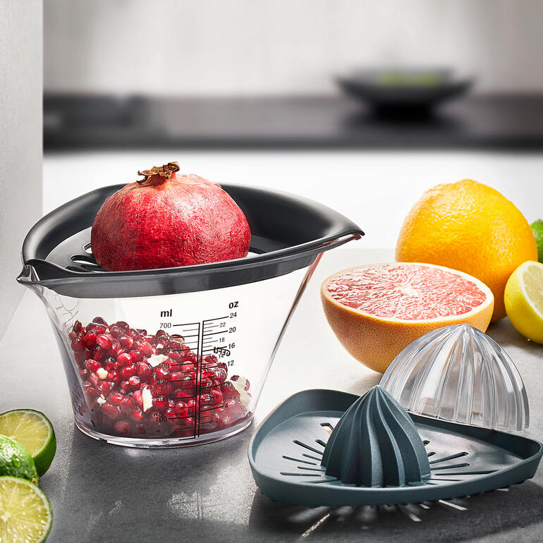 Gefu Granatapfelentkerner und Zitruspresse mit Granatapfel und Zitrusfrüchten.