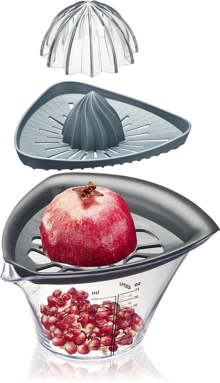 Bestehend aus: Auffangbehälter mit Skala, Granatapfel-Aufsatz, Zitruspresse-Aufsatz, Zusatz-Presskegel für grössere Früchte. Gefu Granatapfelentkerner und Zitruspresse zerlegt mit frischer Granatapfelhälfte.