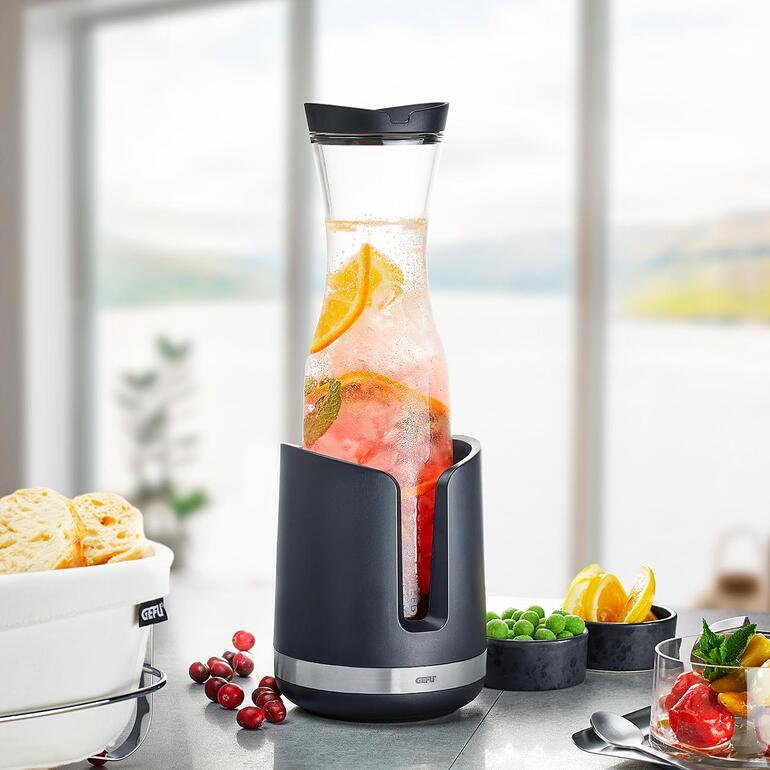 Weinkühler SMARTLINE mit einer durchsichtigen Karaffe und frischen Früchten.