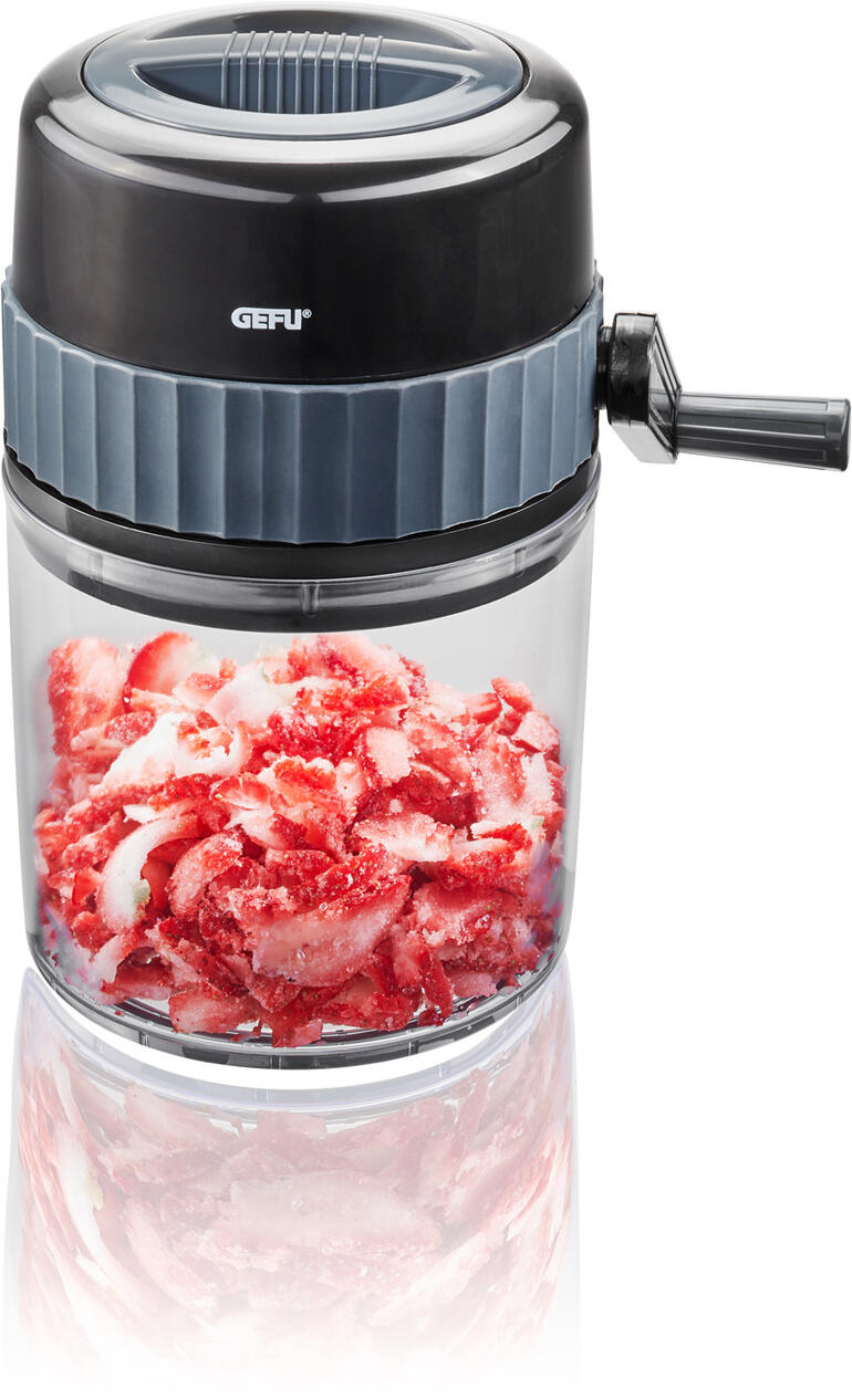 Kurbel-Ice Crusher mit zerkleinertem Eis für Cocktails.
