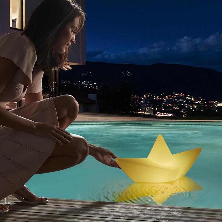 The Boat Lamp™ schwimmt im Pool bei Nacht