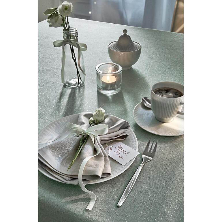 Vert/Argent Tisch gedeckt mit festlicher Tischdecke in Leinenoptik und Blumen.