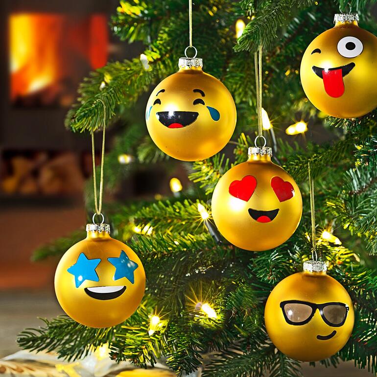 12 farbige Emoji-Weihnachtskugeln am Weihnachtsbaum
