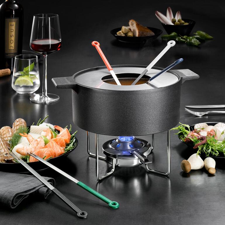 Mono Design-Fondue-Topf mit verschiedenen Hamburger-Zutaten.
