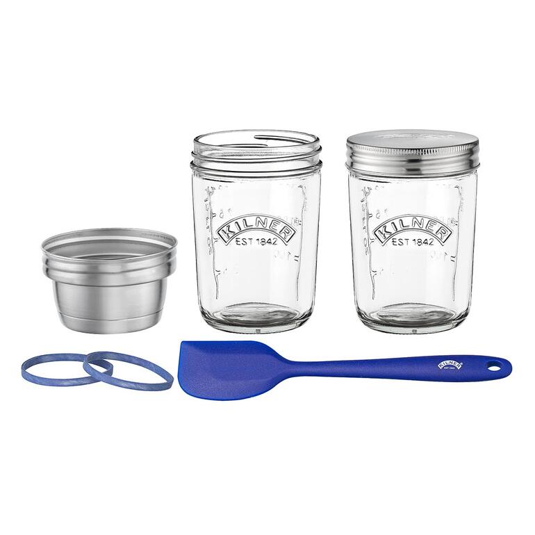 Appareil à levain Kilner® Kilner® Sauerteig-Bereiter Set mit zwei Gläsern und Zubehör auf einem Tisch