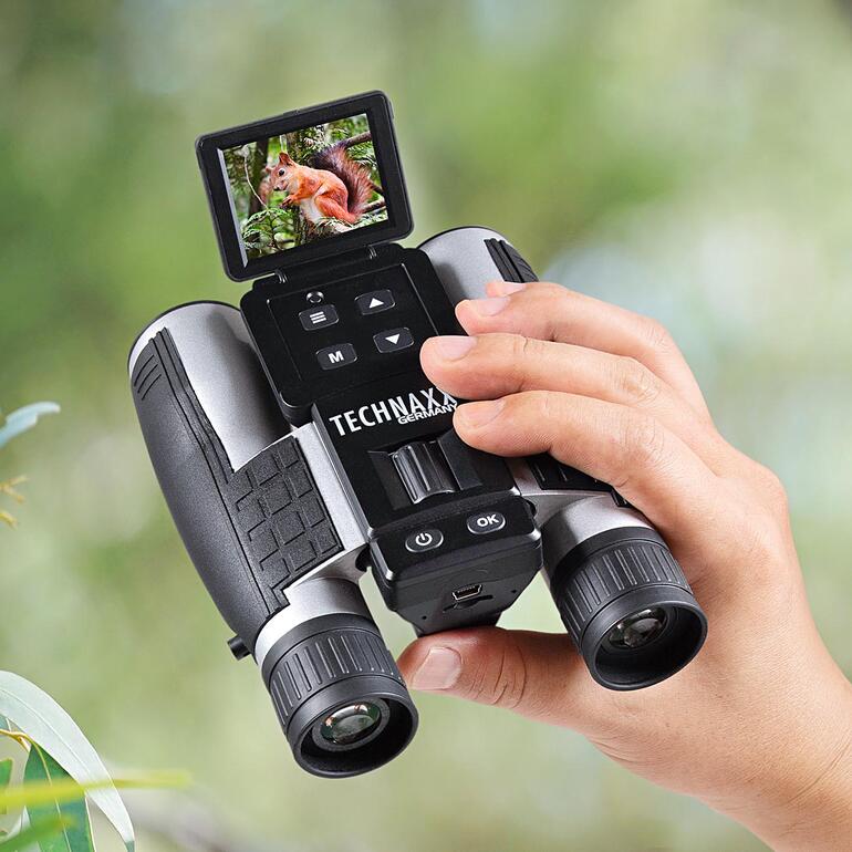Full HD-Fernglas TX-142 in der Hand mit Display.