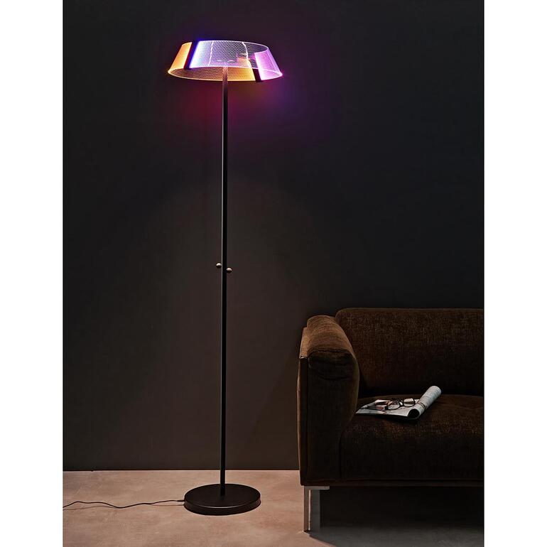 Design-Stehleuchte 2.0 in dunklem Raum mit farbiger Beleuchtung.