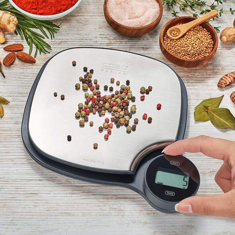 Küchenwaage Kinetic-Energy mit buntem Pfeffer auf der Waage.