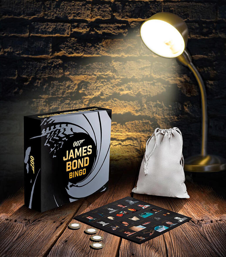 James Bond Bingo Spielbox auf einem Tisch
