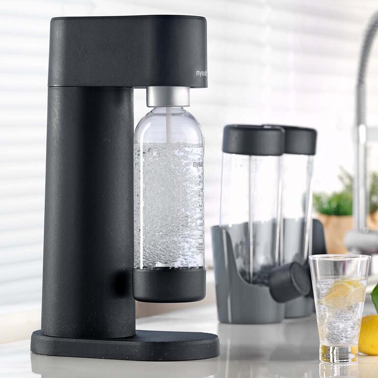 Design-Wassersprudler in Schwarz auf einer Küche