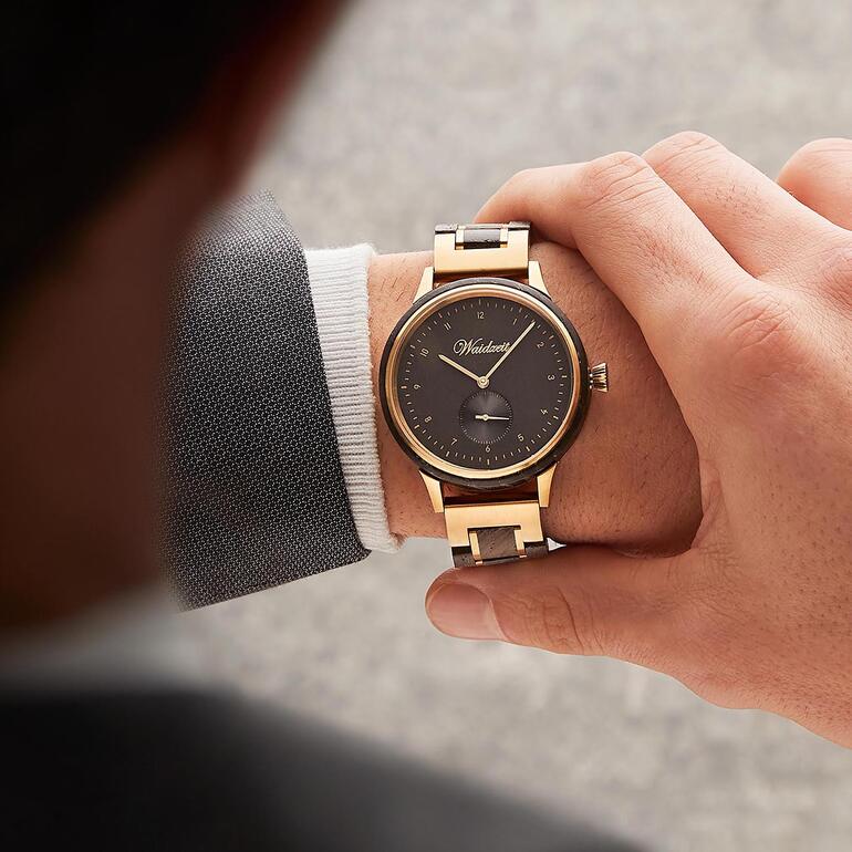 Herrenuhr aus Mooreiche, elegant am Handgelenk.