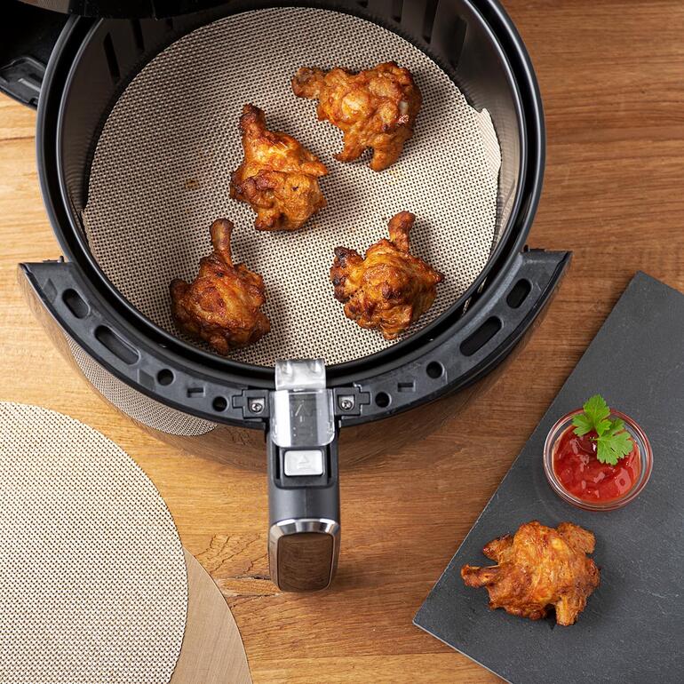 Tapis de cuisson pour friteuse à air chaud NoStik®, lot de 2 pièces NoStik® Airfryer-Schutzeinlage mit Pommes und Hähnchen
