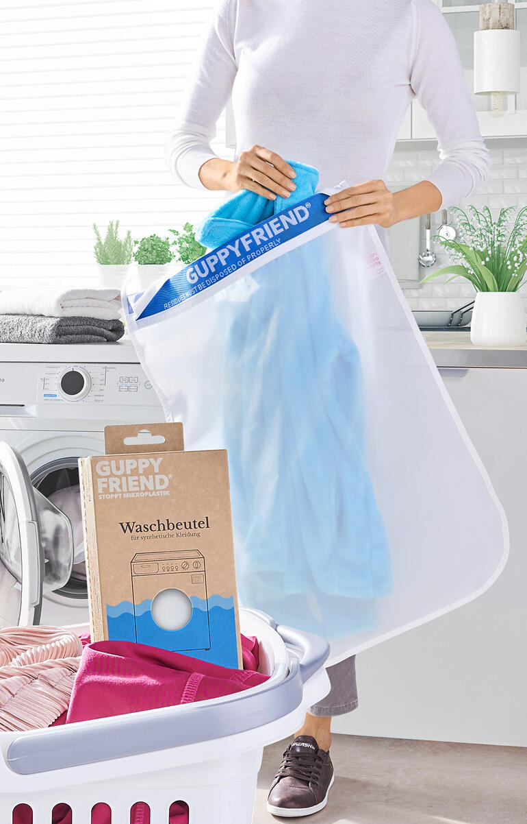 STOP! MICRO WASTE Wäschebeutel in Anwendung zur Kleidungswäsche