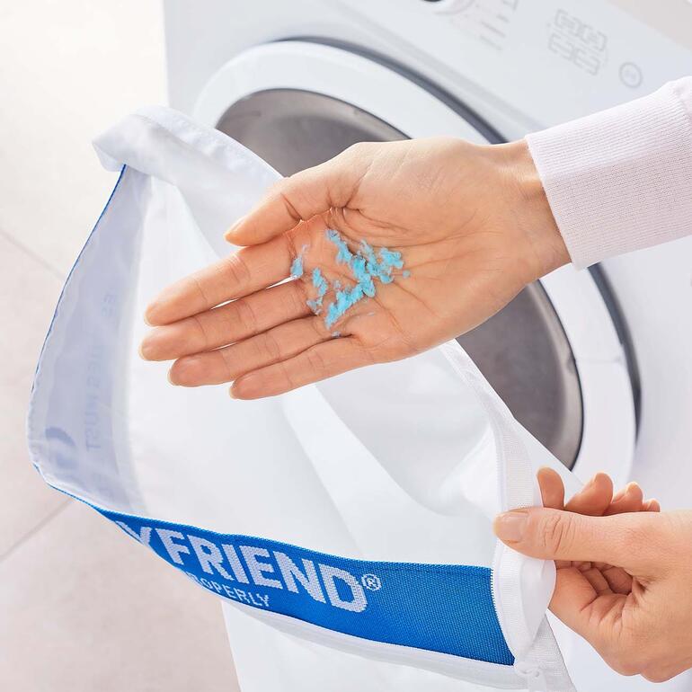 Händische Entnahme von Mikroplastik aus dem STOP! Wäschebeutel