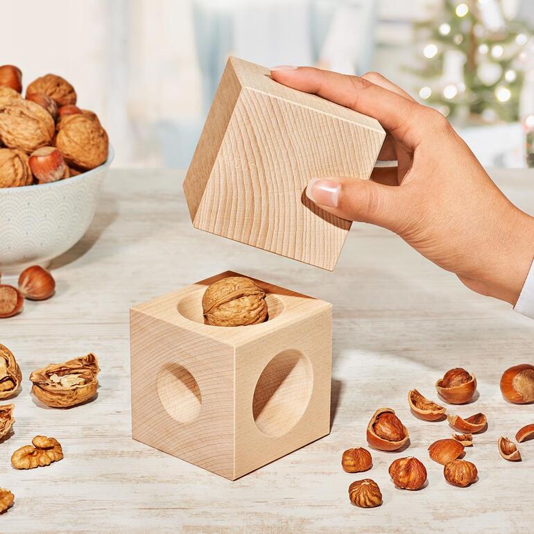 Holznusser mit einer Walnuss auf einem Tisch.