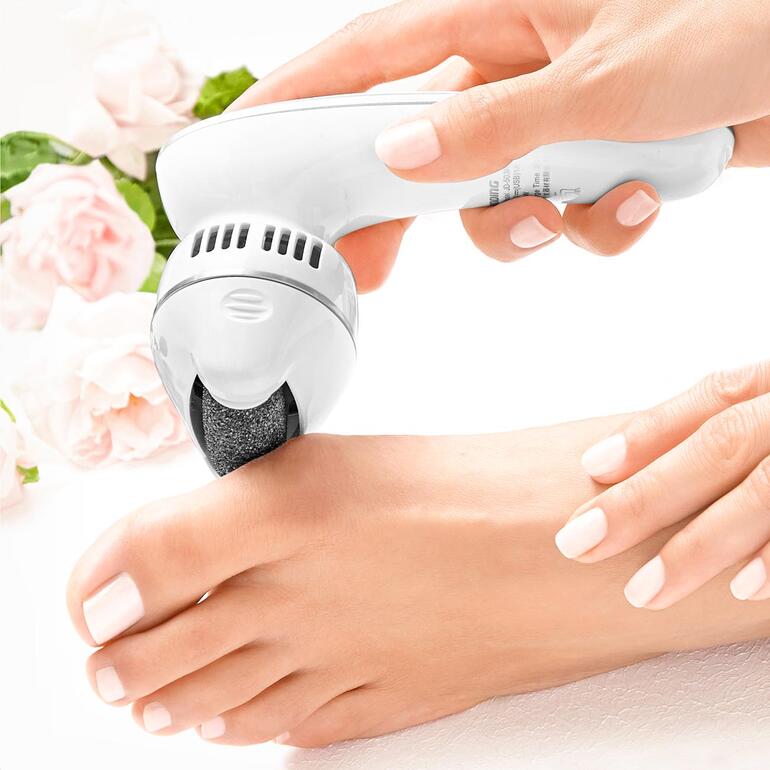 Handgerät CalluVac Power-Pediküre wird an einem Fuß eingesetzt.