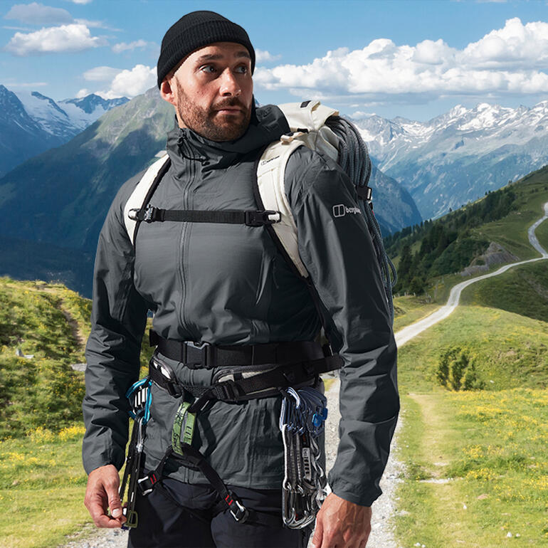 Mann in Berghaus Hyper Alpha Outdoorjacke vor Bergen.