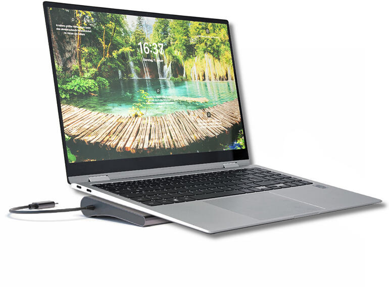 Laptop mit dem 11-in-1 Multi-Hub auf einem Tisch im Freien.