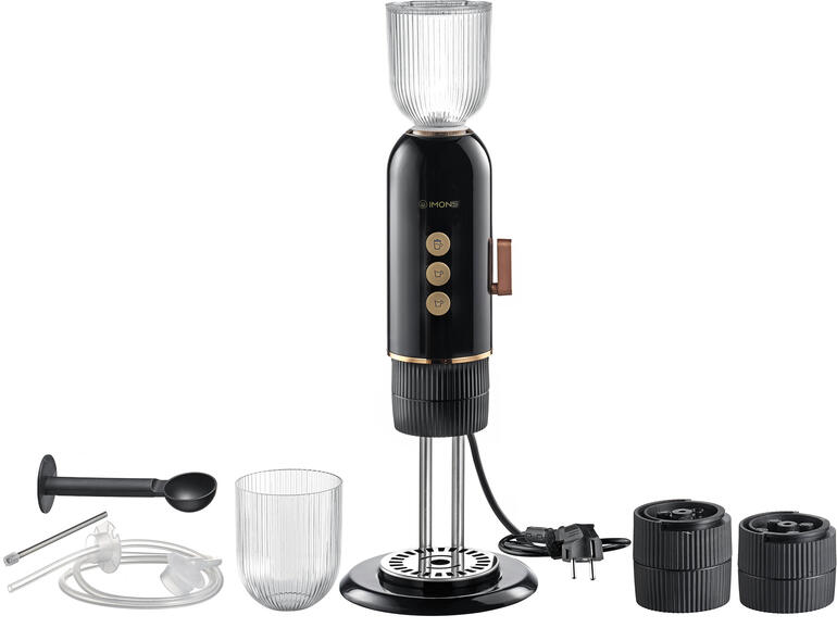 Machine à café et bouilloire 4-en-1 4-in-1 Kaffee- und Teebereiter mit Zubehör auf einem Tisch