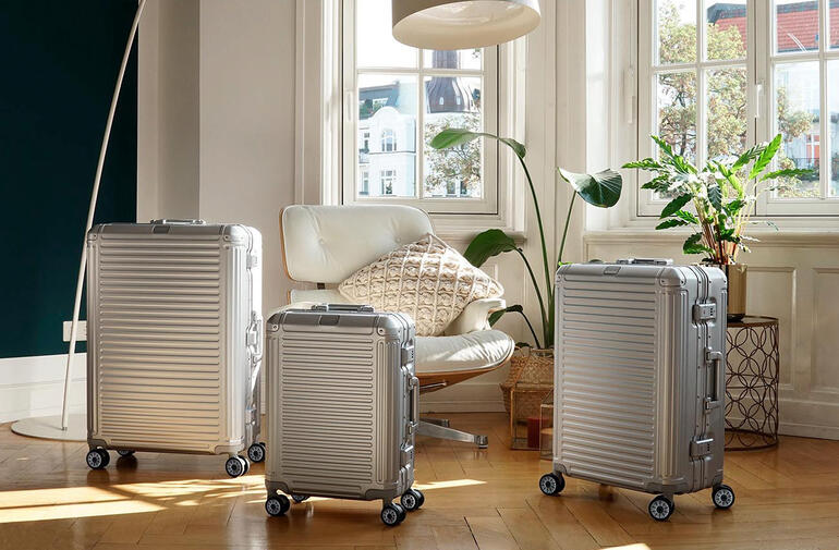 Drei Aluminium-Trolleys NEXT in einem Raum