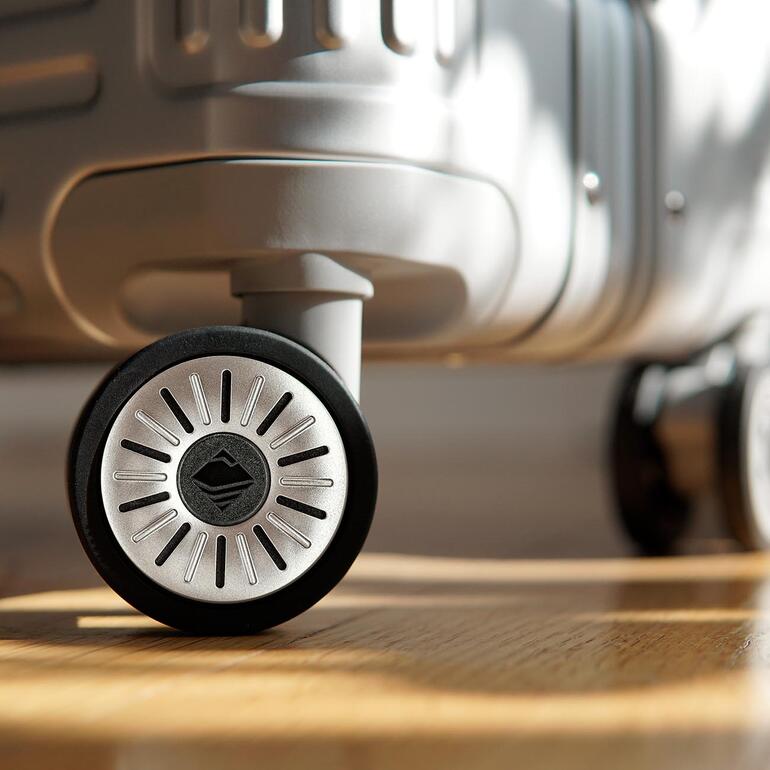 Mit extra grossen, laufruhigen 360°-Doppelrollen. Nahaufnahme eines Räder eines Aluminium-Trolleys