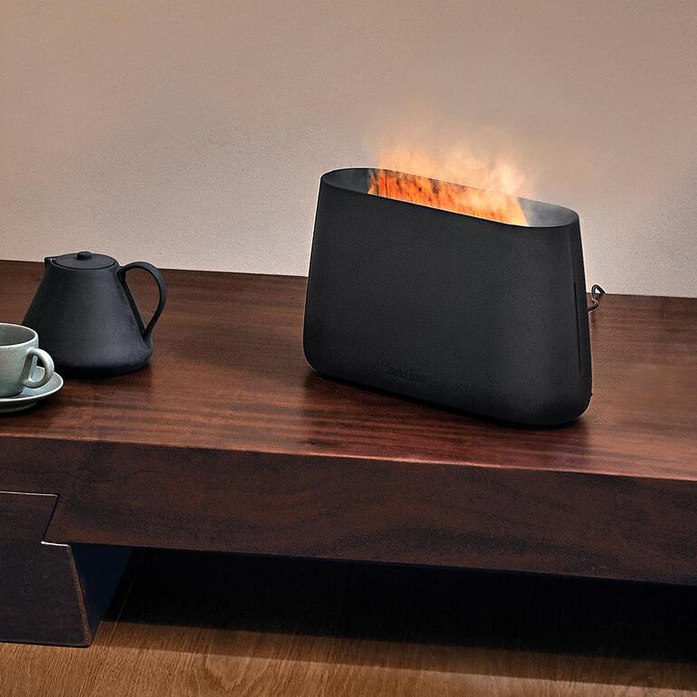 3-in-1 Luftbefeuchter BEN mit flammendem Design auf einem Tisch.