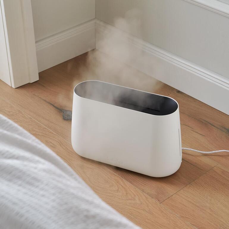 Blanc 3-in-1 Luftbefeuchter BEN in Gebrauch mit Dampf in einem Schlafzimmer.