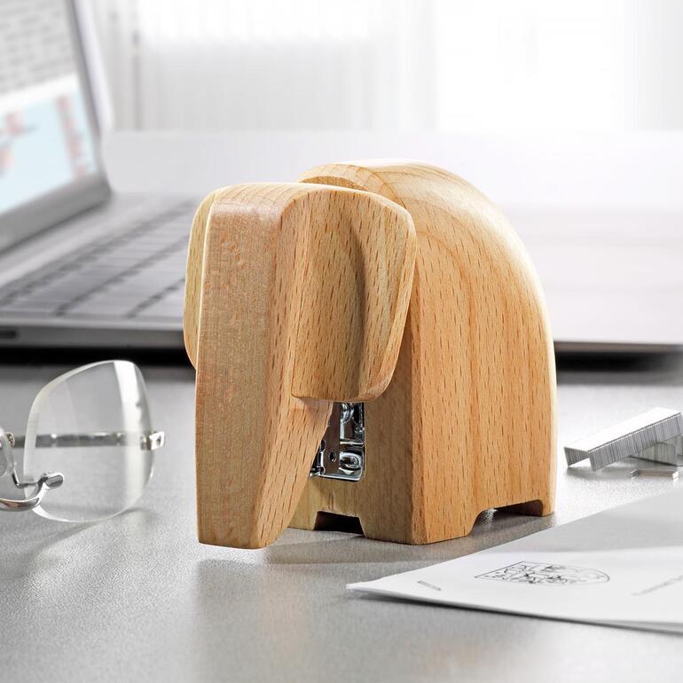 Holz-Heftgerät in Form eines Elefanten auf einem Schreibtisch.