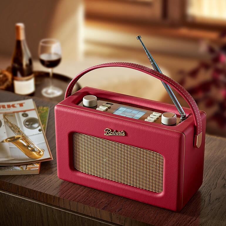 Rotes Roberts Radio Revival iStream 3L auf einem Tisch.