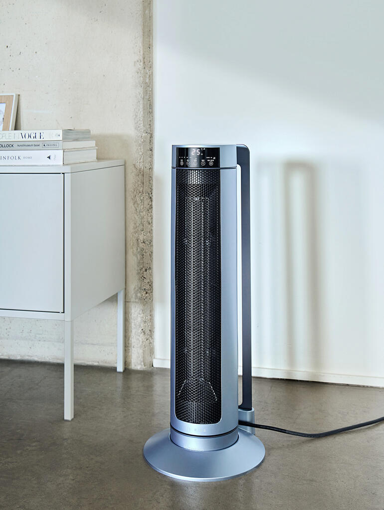 PTC Keramik-Heizlüfter steht in einem modernen Raum auf dem Boden