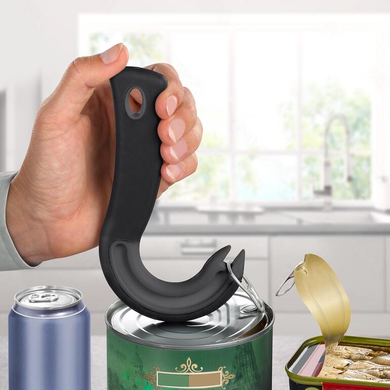 Hand hält Zugring-Dosenöffner über einer geöffneten Dose.