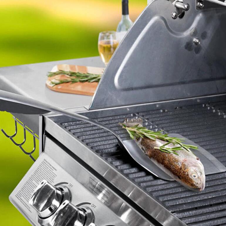 Gegrillter Fisch auf einem XXL-Wender auf dem Grill.