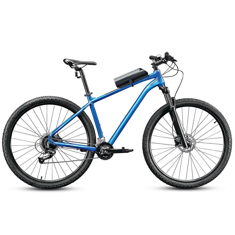 Der Fahrradtresor passt an praktisch jede Fahrradstange von 29-45 mm Ø. Blaues Mountainbike auf weißem Hintergrund.