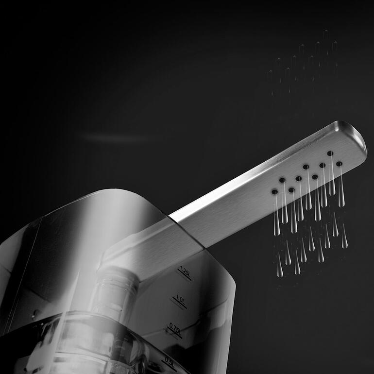 Der 9-Loch-Auslaufarm gibt das konstant optimal heisse Wasser schwallartig aus – wie beim Filtern von Hand. Detailaufnahme des Wasserstrahlzuleiters der CASO Kaffeemaschine