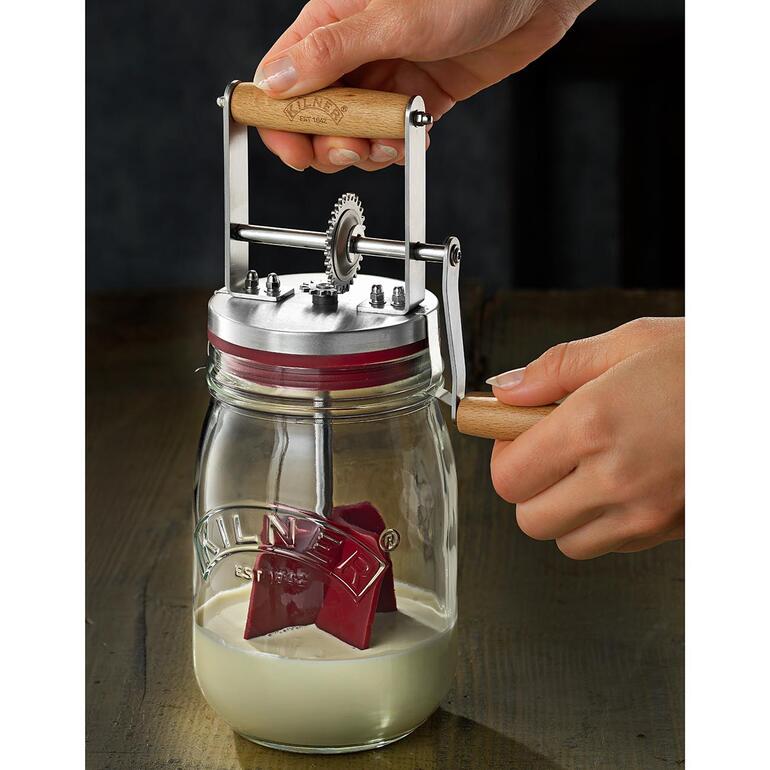 Handkurbel wird an Butterglas betätigt