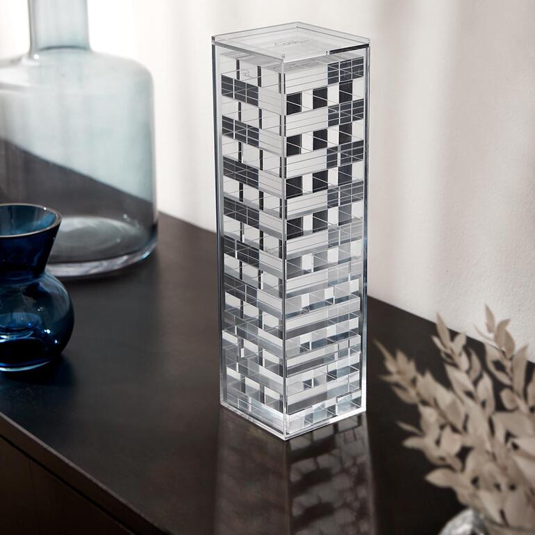 Geschicklichkeitsspiel „Tower“, auf einem Tisch stehend.
