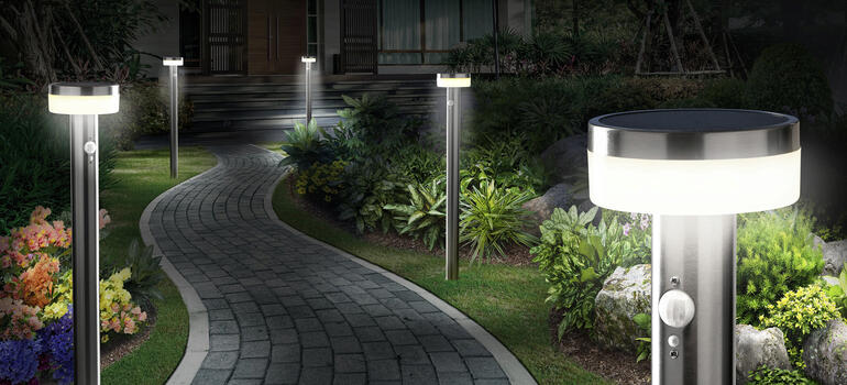 Intelligente Solar-Gartenleuchten entlang eines Weges in einem Garten bei Nacht.