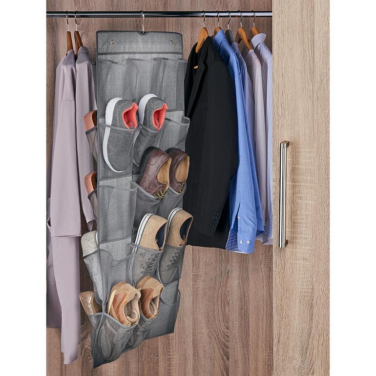 2-Wege-Schuh-Organizer hängt in einem Kleiderschrank mit verschiedenen Schuhen.