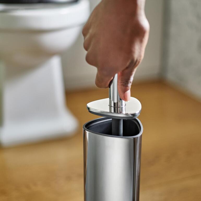 Silikon-WC-Wischer mit Borstenkopf in Hand