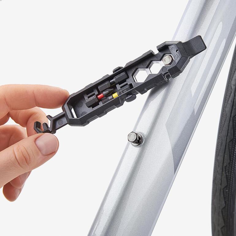 Ob abgesprungene Kette, schleifende Bremse, Plattfuss oder Schaltprobleme – jetzt haben Sie das optimale Werkzeug immer mit einem Griff zur Hand. Ultrakompaktes 11-in-1-Fahrradtool mit versteckten Funktionen