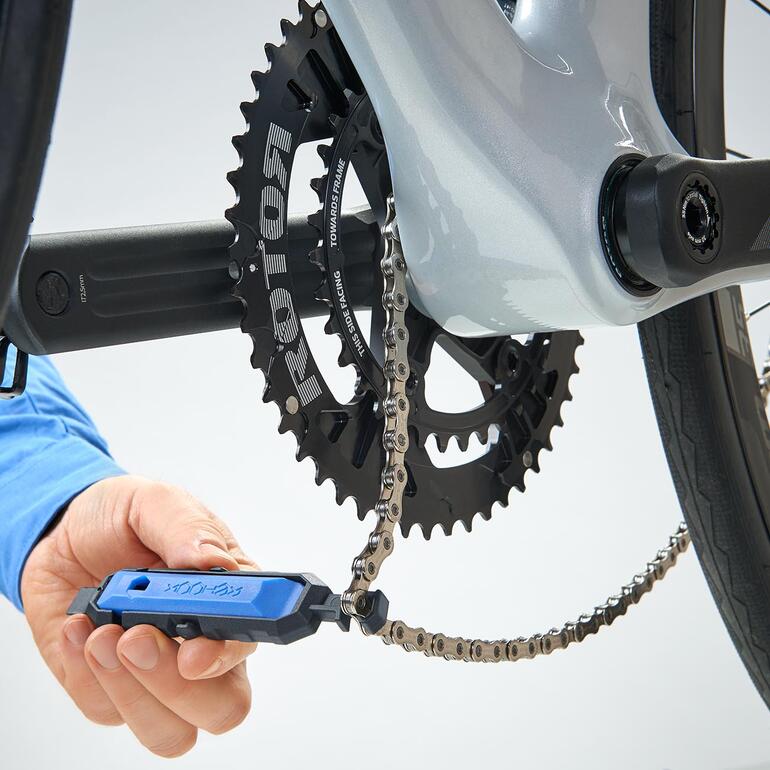 Ultrakompaktes 11-in-1-Fahrradtool in Nutzung am Reifen