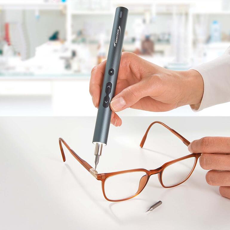 Ideal auch für knifflige Reparaturen an Brillen, Laptops, Tablets, Smartphones, ... Akku-Schraubendreher-Set, Einsatz bei der Reparatur einer Brille.