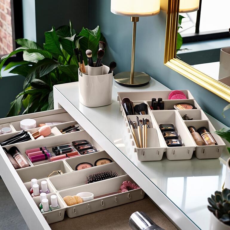 Modularer 12-teilig Make-up Organizer auf einem Tisch